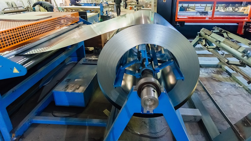 Madre e hijos en alberca